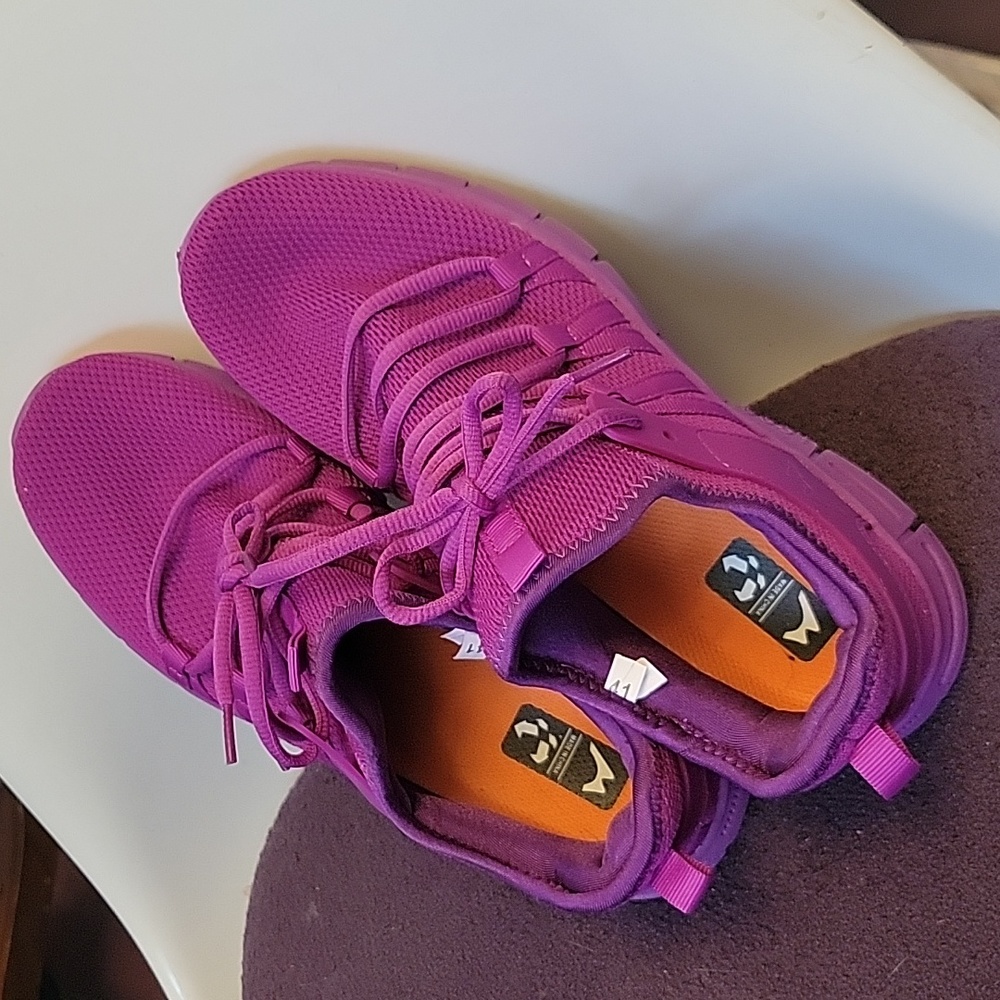 Cute sneakers, size 9, comphy 😎 cool
